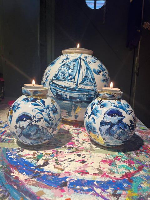 groot huisje | Delft blauw met een zeilboot Bavaria |