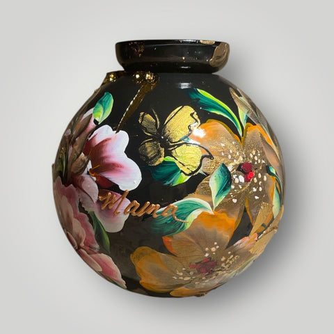 klein huisje | Bloemen en een vlinder zwart |