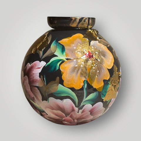 klein huisje | Bloemen en een vlinder zwart |